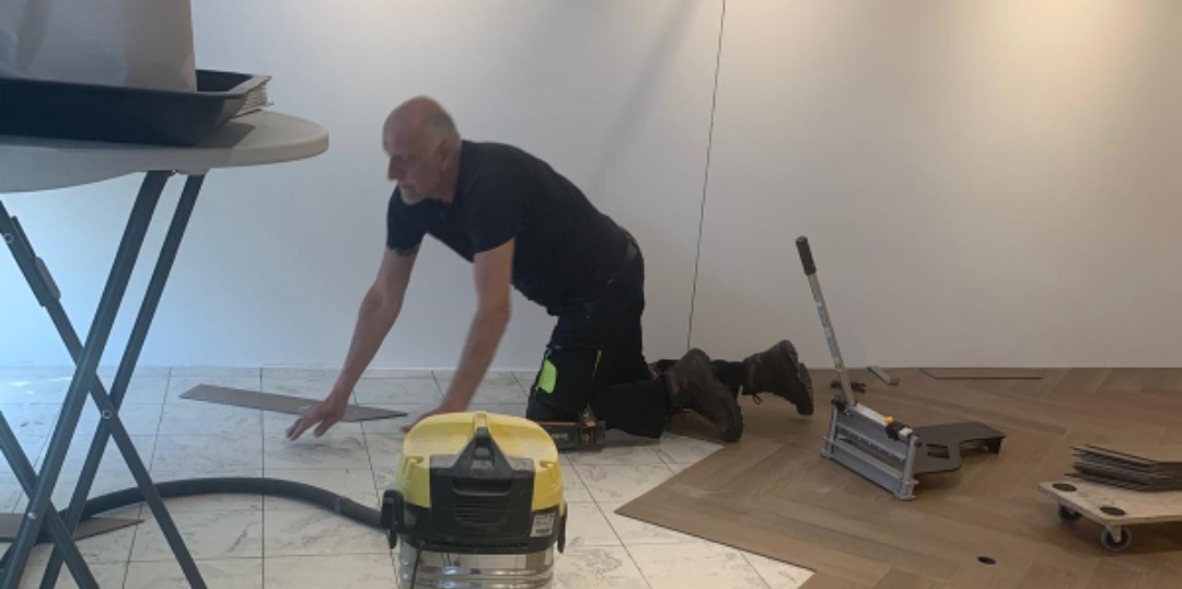 Robert Vrolijk aan het werk als vloerenlegger
